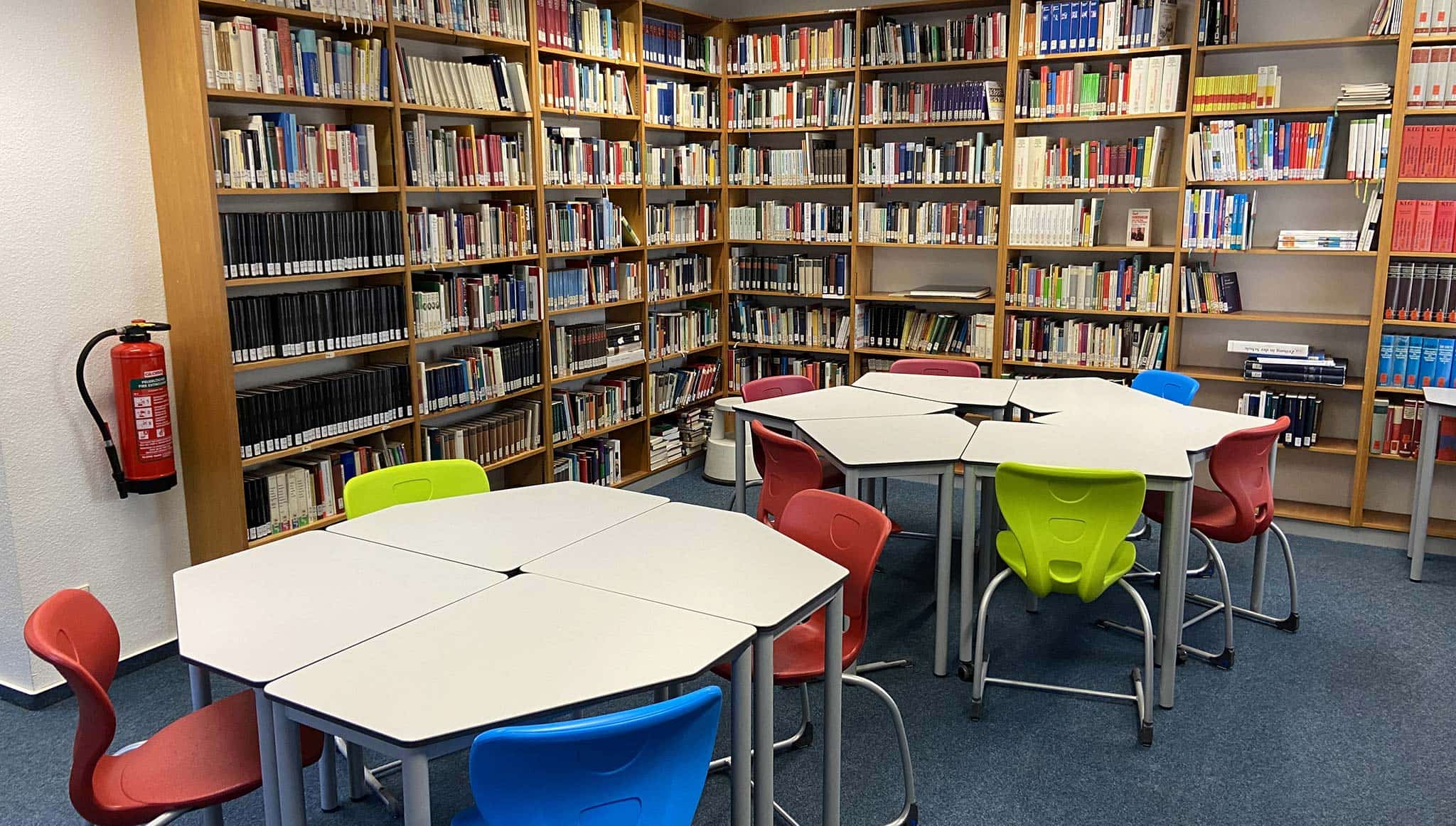 Schultische und -stühle von EinrichtWerk in einer Schulbibliothek