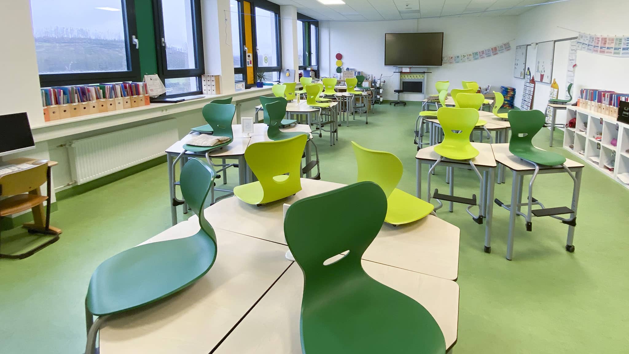 Klassenzimmer einer Schule in Herscheid mit modernen Schultischen und -stühlen von EinrichtWerk