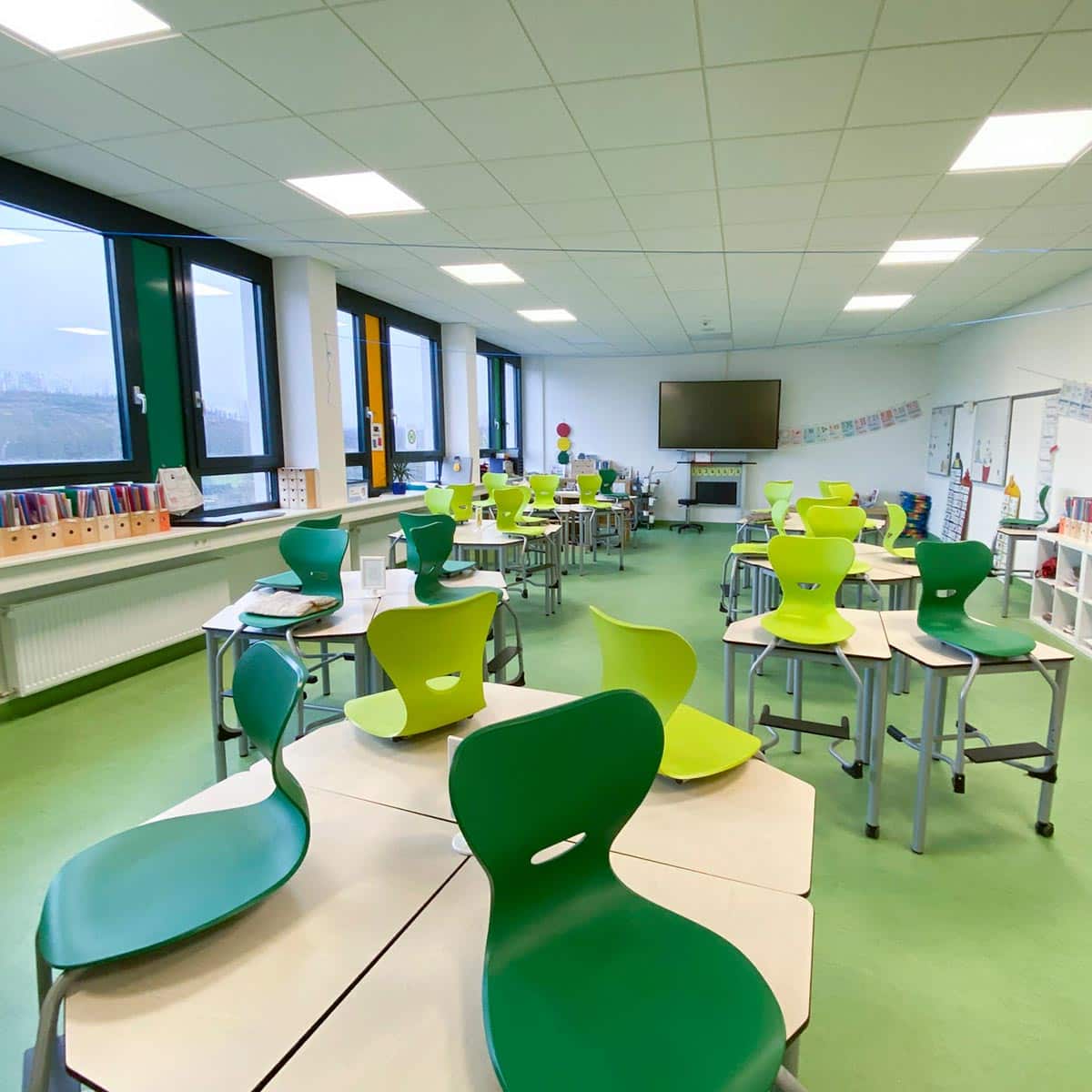 aktiver Klassenraum mit Schulmöbeln von EinrichtWerk in einer Grundschule
